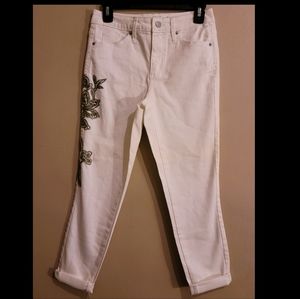 𝑼𝒏𝒊𝒗𝒆𝒓𝒔𝒂𝒍 𝑻𝒉𝒓𝒆𝒂𝒅 white embroidered flower pants